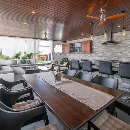 Villa 6 Bedroom Luxury 300m From The Water Front Playa Blanca (Lanzarote)