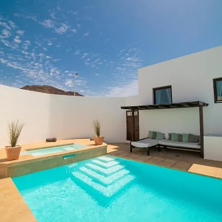 6 Bedroom Luxury 300m From The Water Front Villa *