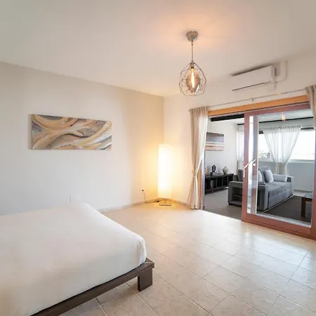 6 Bedroom Luxury 300m From The Water Front