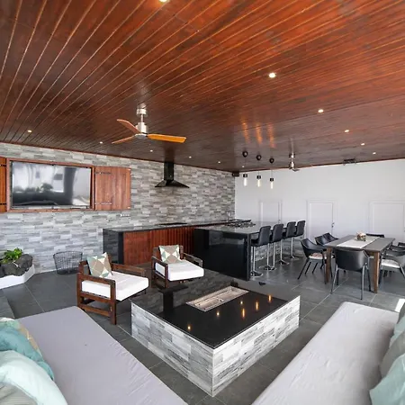 Villa 6 Bedroom Luxury 300m From The Water Front