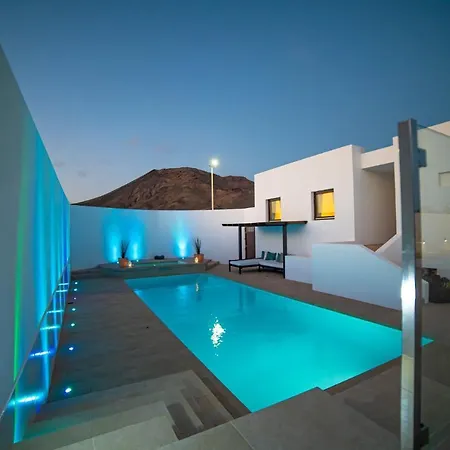 6 Bedroom Luxury 300m From The Water Front Villa