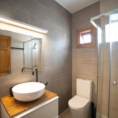 6 Bedroom Luxury 300m From The Water Front Villa